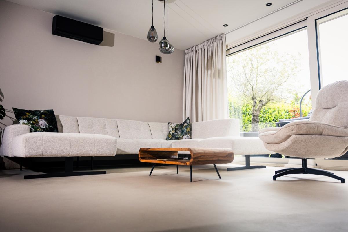 interieur met microcement vloer