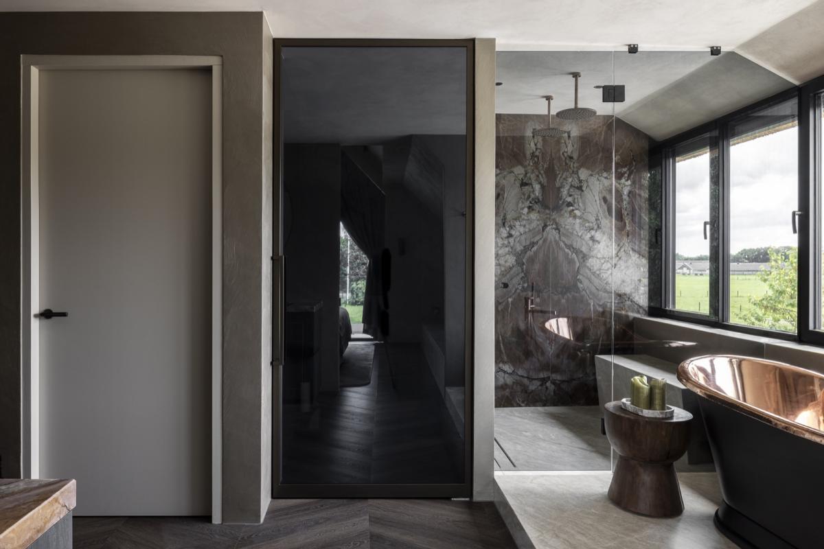 badkamer met luxe stalen kozijnen