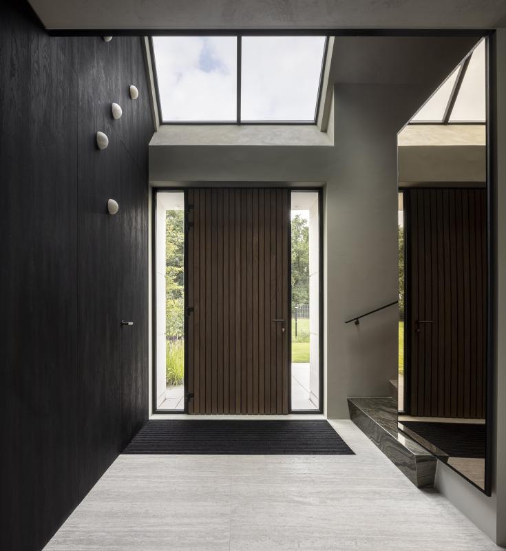 hal met luxe stalen deur