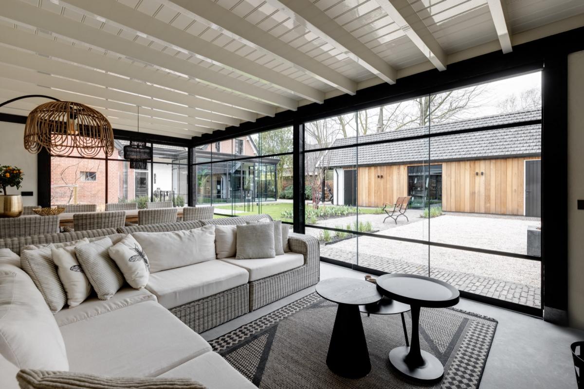 woonkamer met luxe stalen deuren