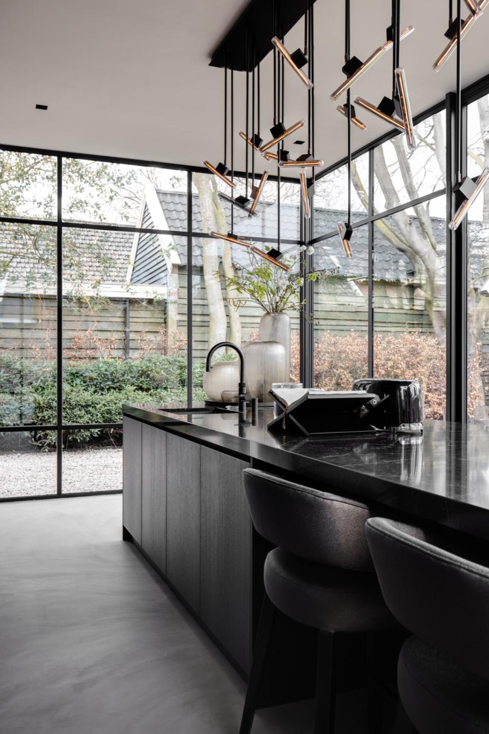 Villa met terrasoverkapping en stalen puien
