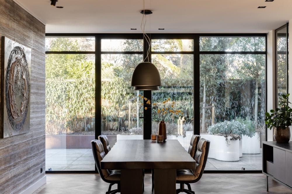 Woning met maatwerk stalen deuren en pui
