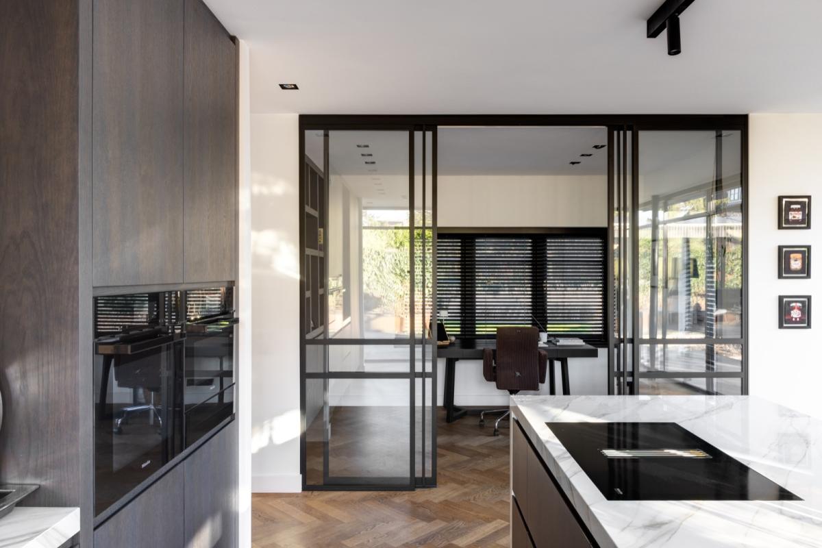 keuken met openslaande stalen deuren