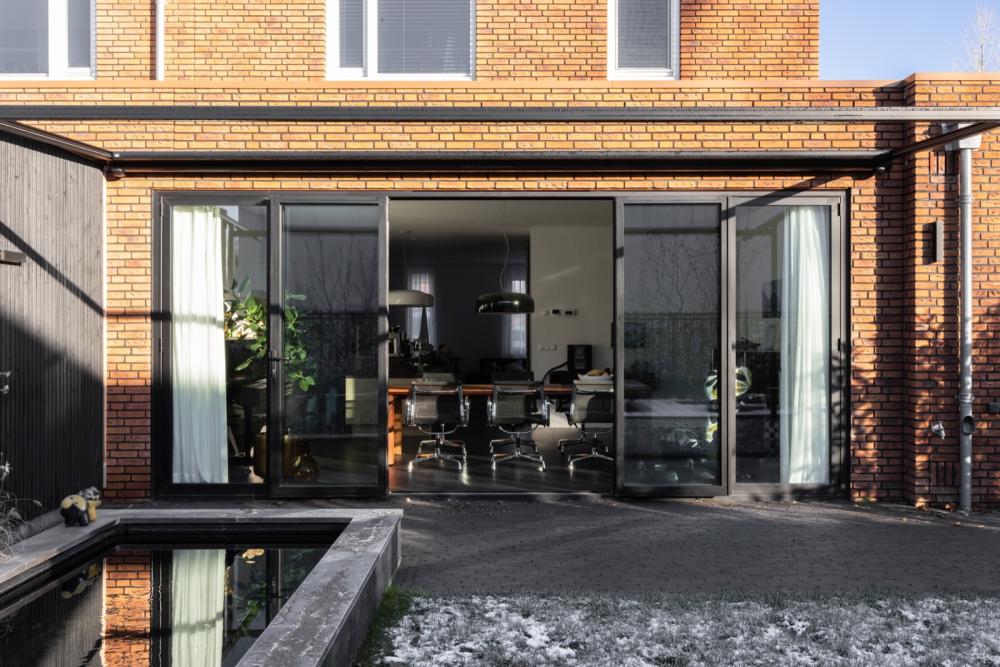 Woonhuis met stalen buitenpui