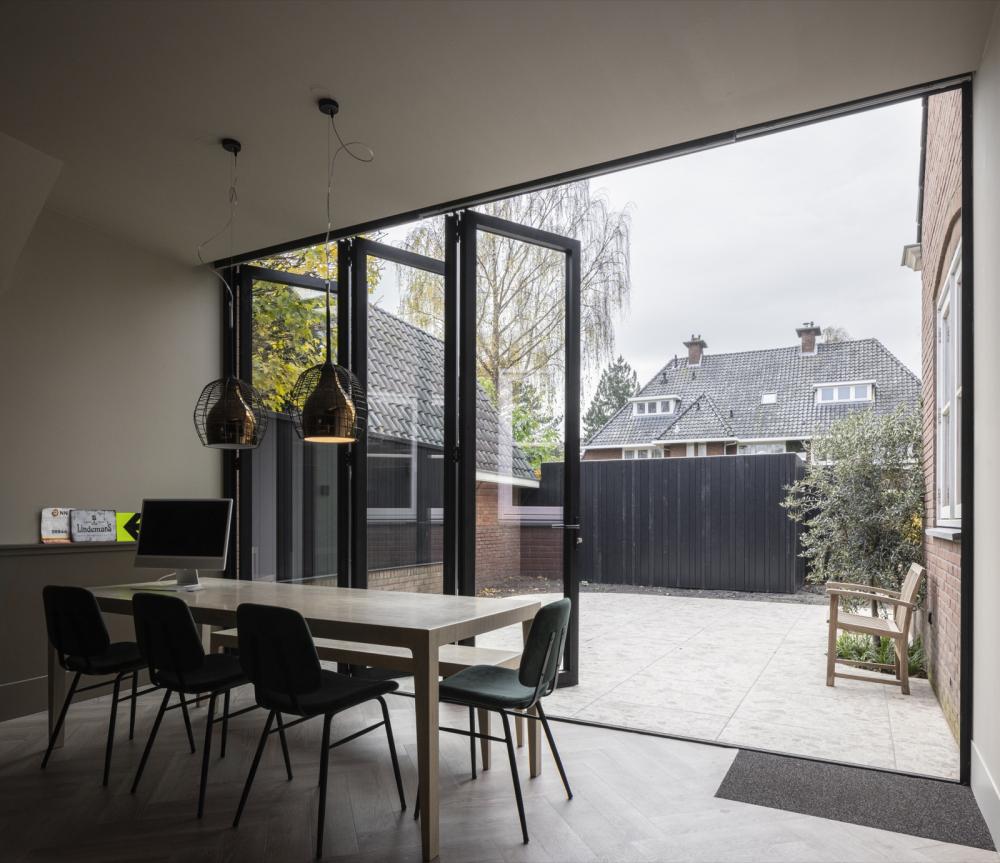 Woonhuis met stalen pui en binnendeuren