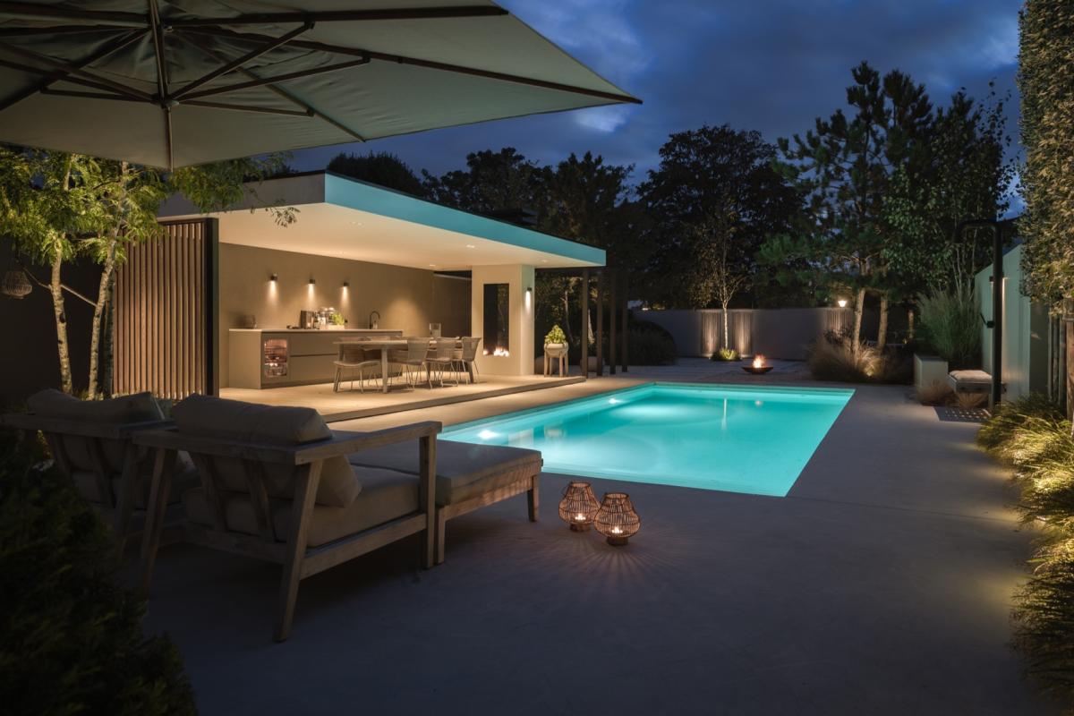 luxe tuin met zwembad