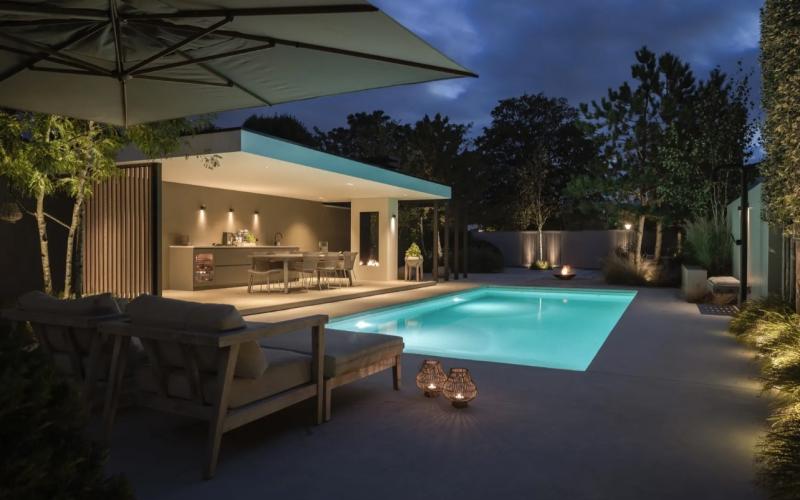 Moderne tuin met zwembad