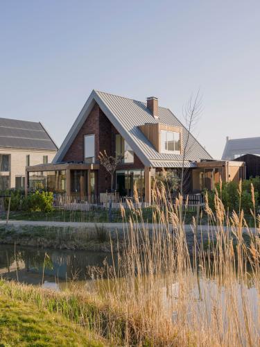 Een vrijstaande woning met fraaie materialen en markante kap