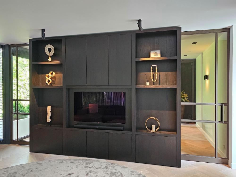 Luxe interieur villa met ensuite kastenwand