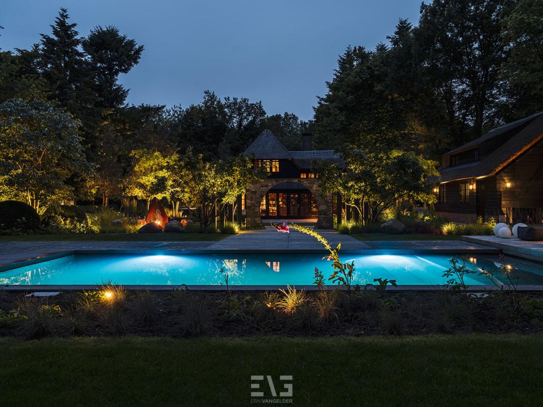 luxe tuin met zwembad