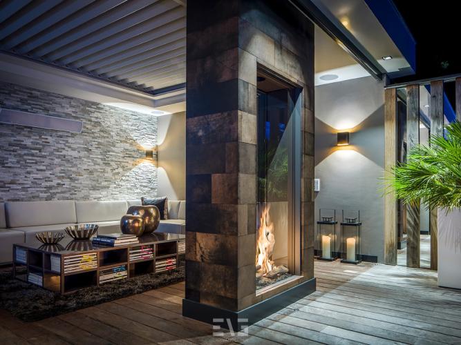 Luxe tuin met overloopzwembad