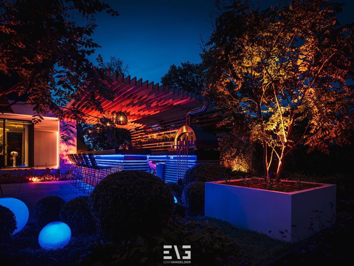 verlichte bar in tuin