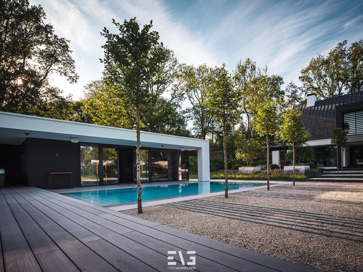 zwembad met houten terras