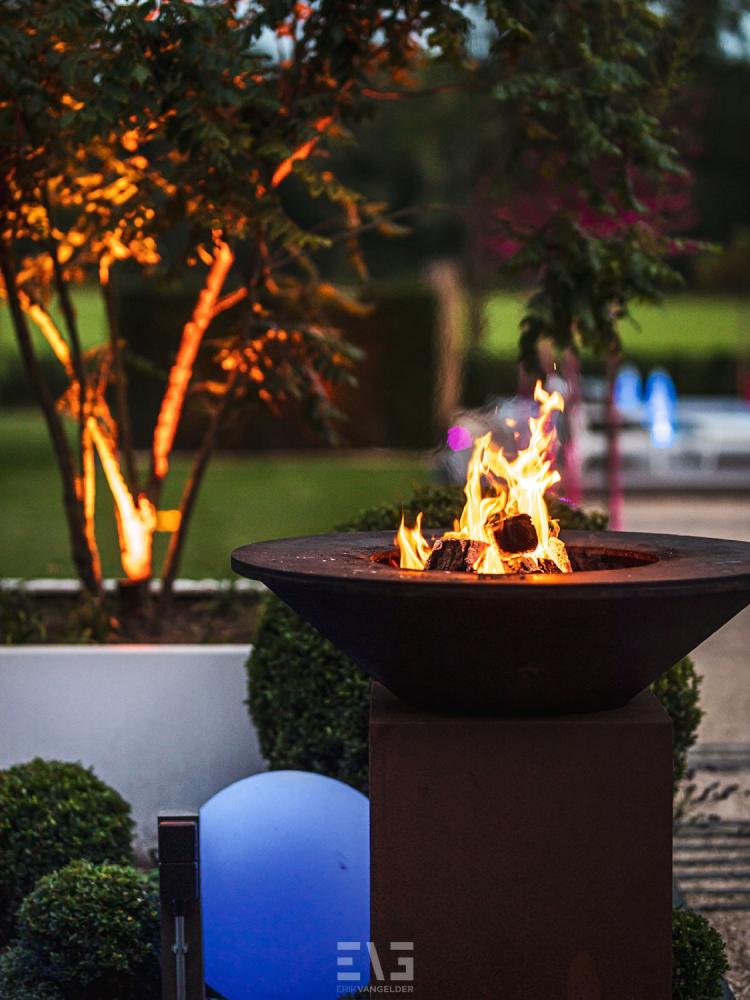 vuurschaal in luxe tuin