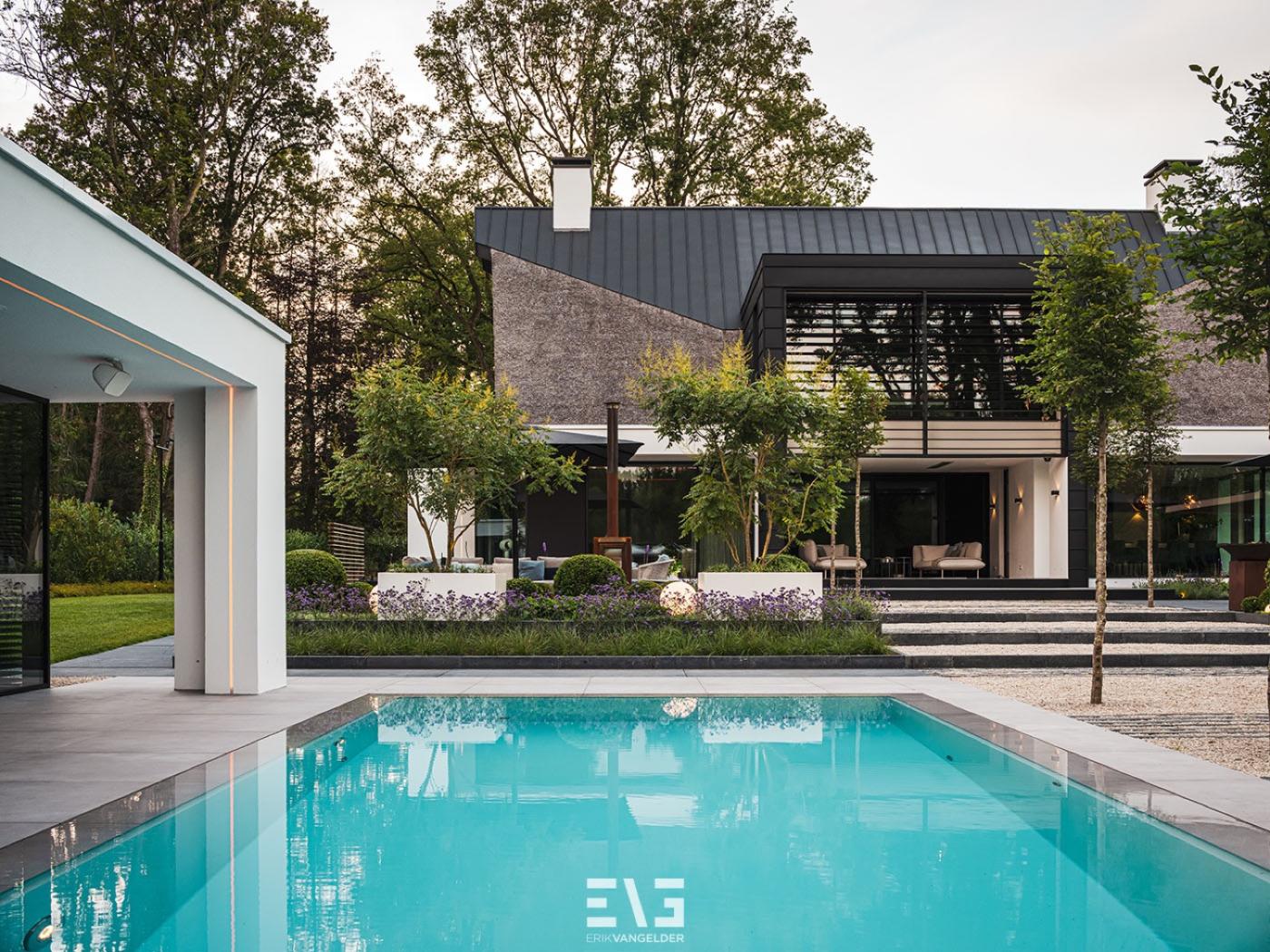 luxe zwembad met overkapping