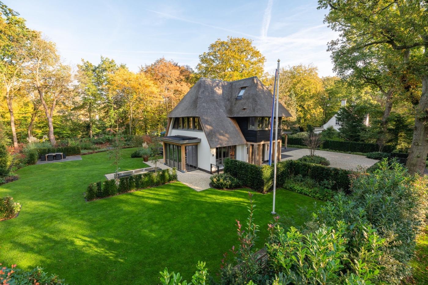 villa met rieten dak en grote tuin