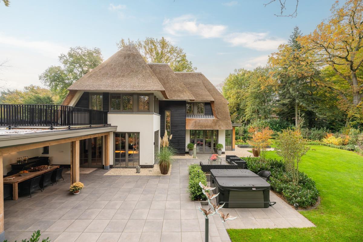 luxe villa met rieten dak
