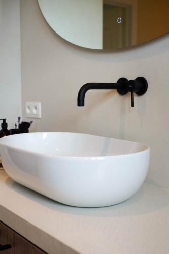 Moderne badkamer met microtopping afwerking