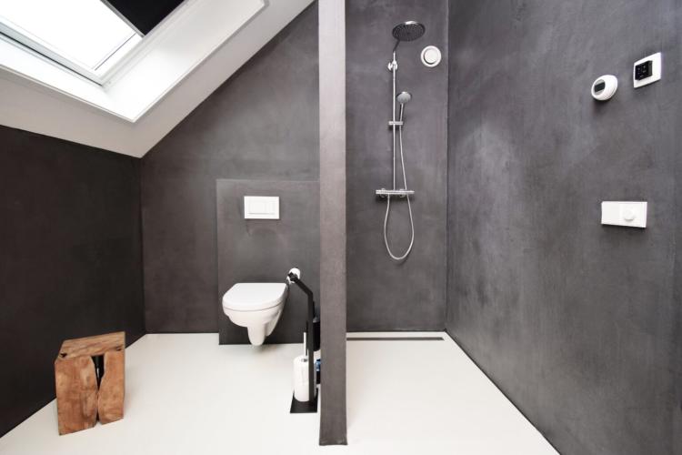 Exclusieve badkamer met luxe microcement wandafwerking