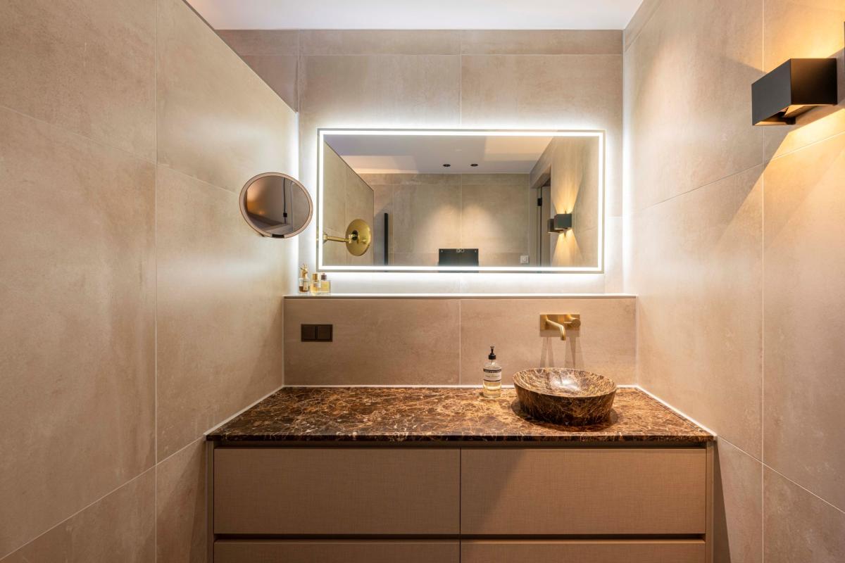 badkamer met luxe verlichting 