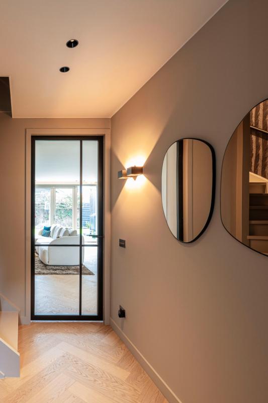 luxe hal met wandverlichting