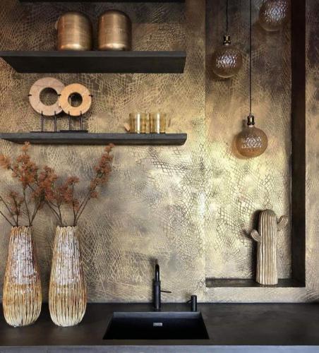 Exclusieve Rivedil wandafwerking met gouden croc patroon