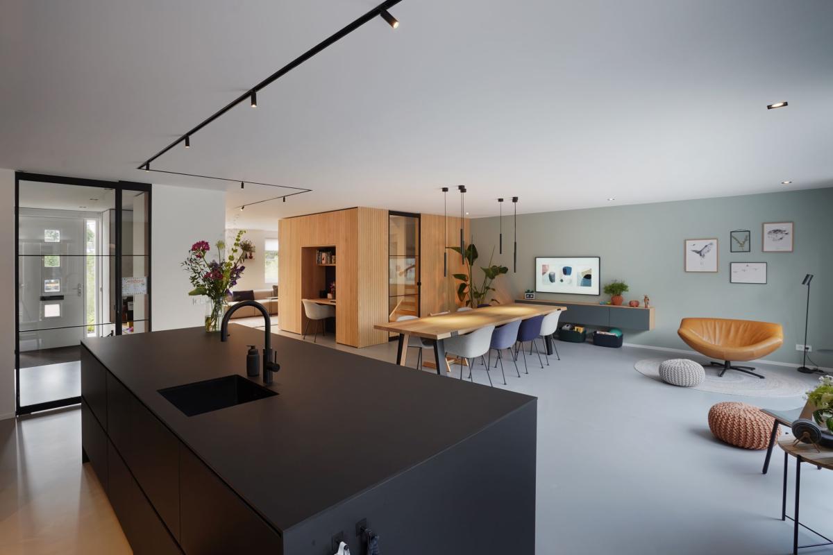 keuken naar woonkamer met verlichting