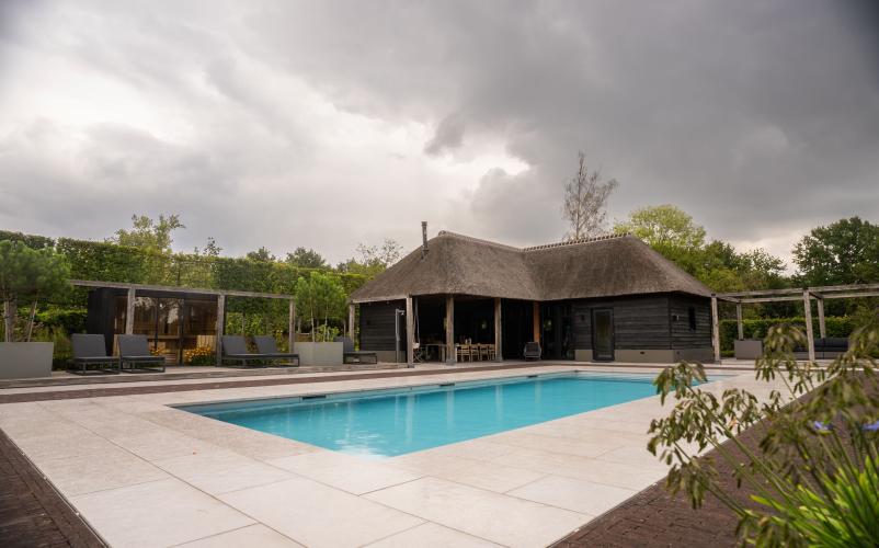 Exclusieve tuin met vijver en zwembad