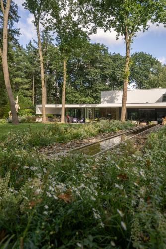 Exclusieve tuin met zwembad en kunst