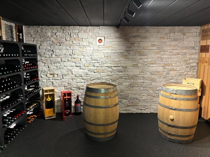 Luxe steenstrips in wijnkelder