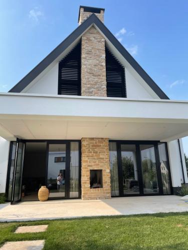 Villa met steenstrips op gevel