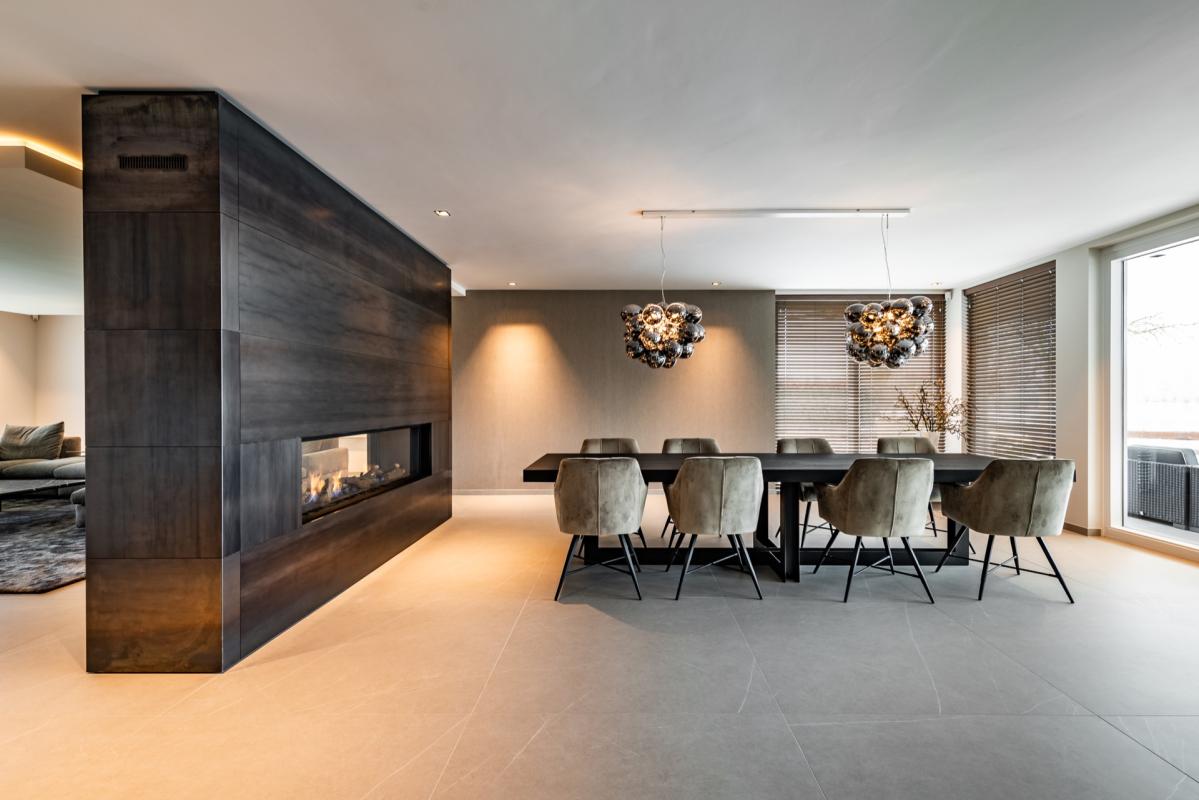 eetkamer met luxe eettafel en stoelen