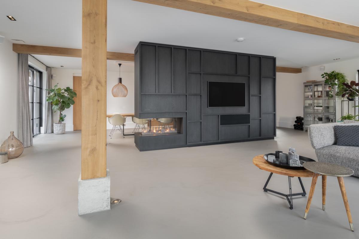 woonkamer met luxe haard