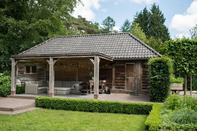 Eikenhouten combinatiegebouw