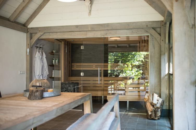 Houten bijgebouw met wellnessruimte