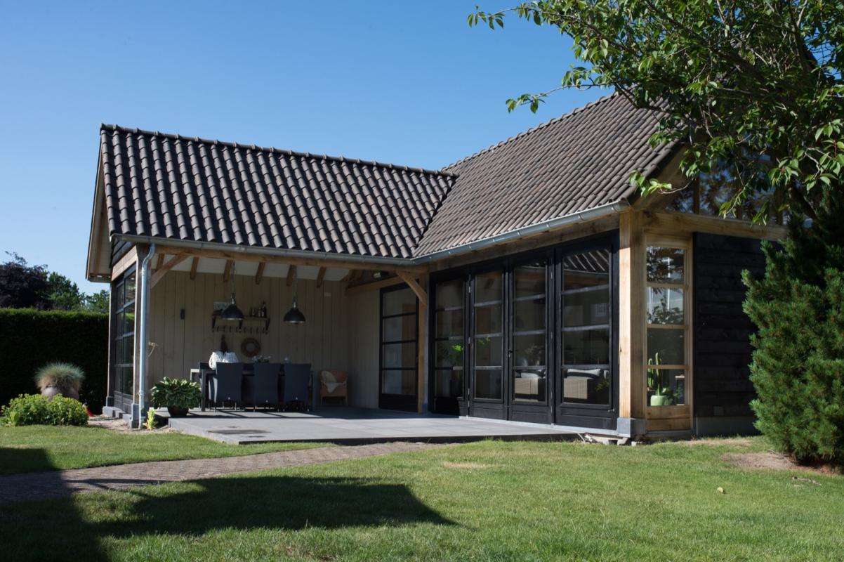 bijgebouw met stalen ramen en deuren