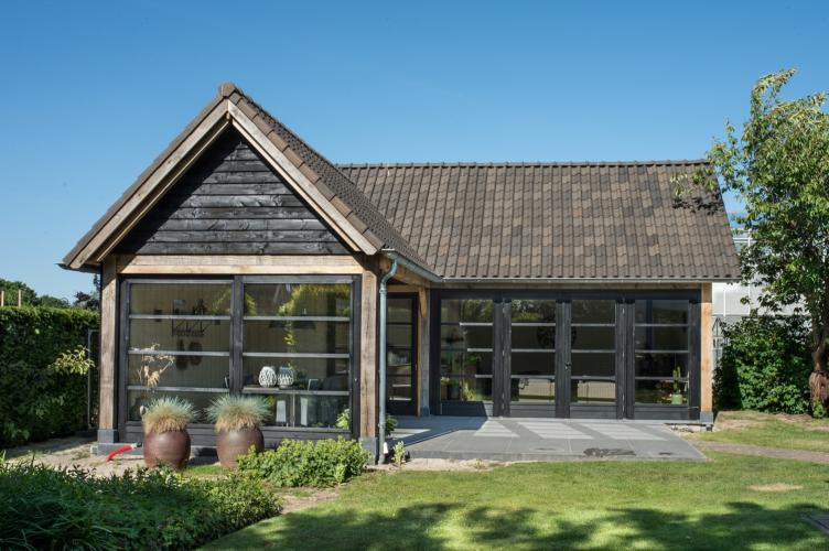 Lichte tuinkamer met overkapping 