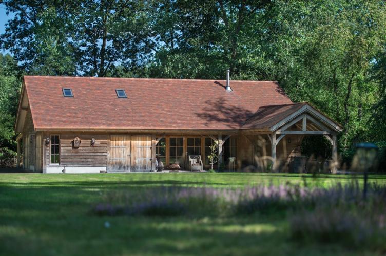 Oldtimer garage met overkapping