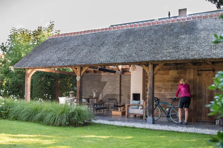 Rietgedekte overkapping met berging