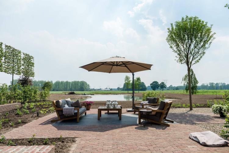 Boerderijtuin met natuurlijke vijver