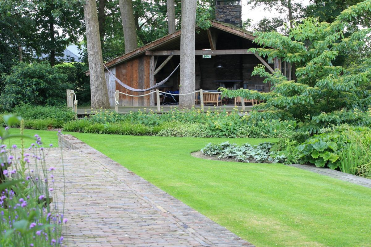tuinpad met tuinhuis