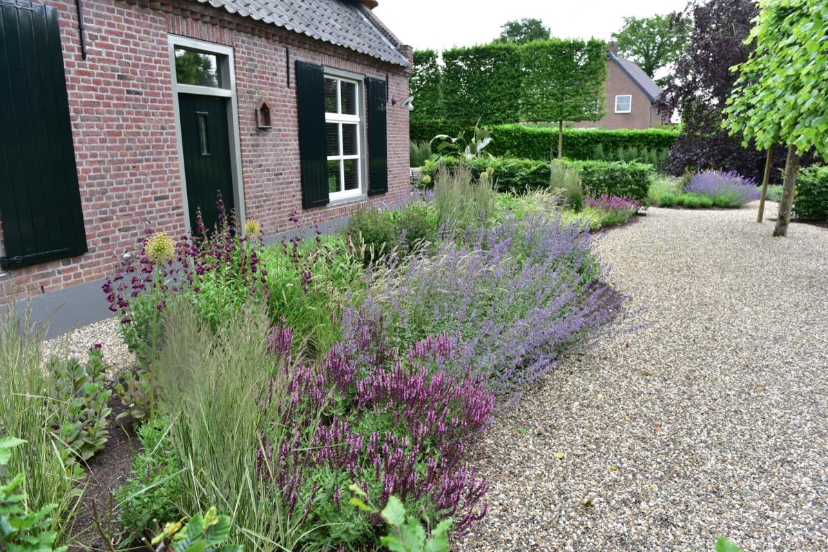 boerderij met grindpad