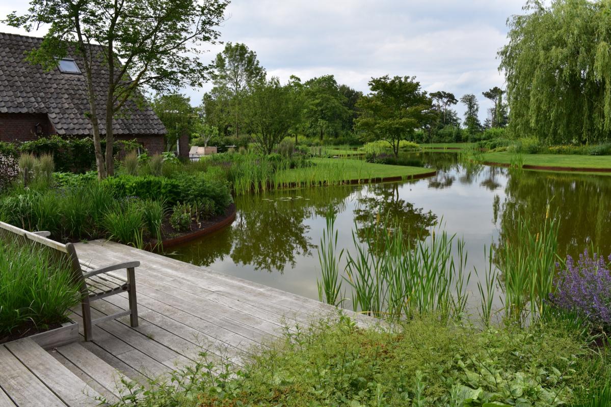 houten terras bij vijver