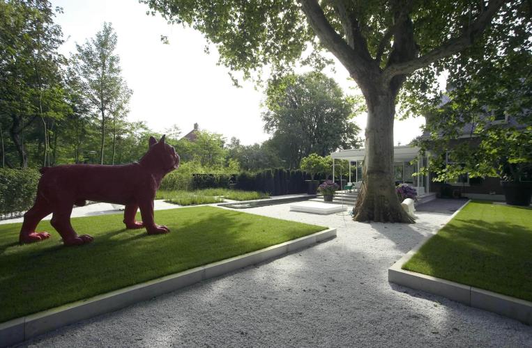 Moderne tuin met kunst