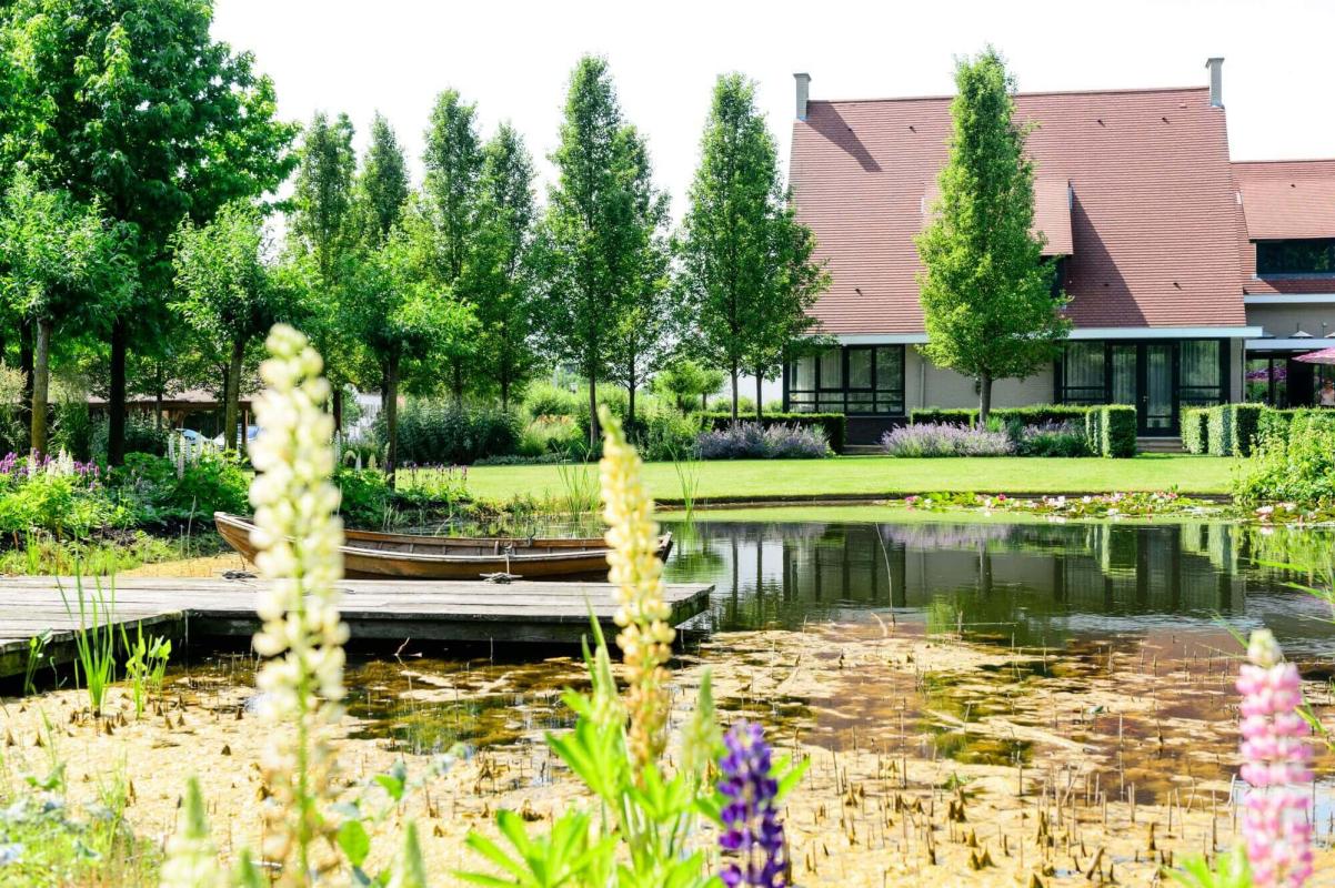 villa tuin met vijver