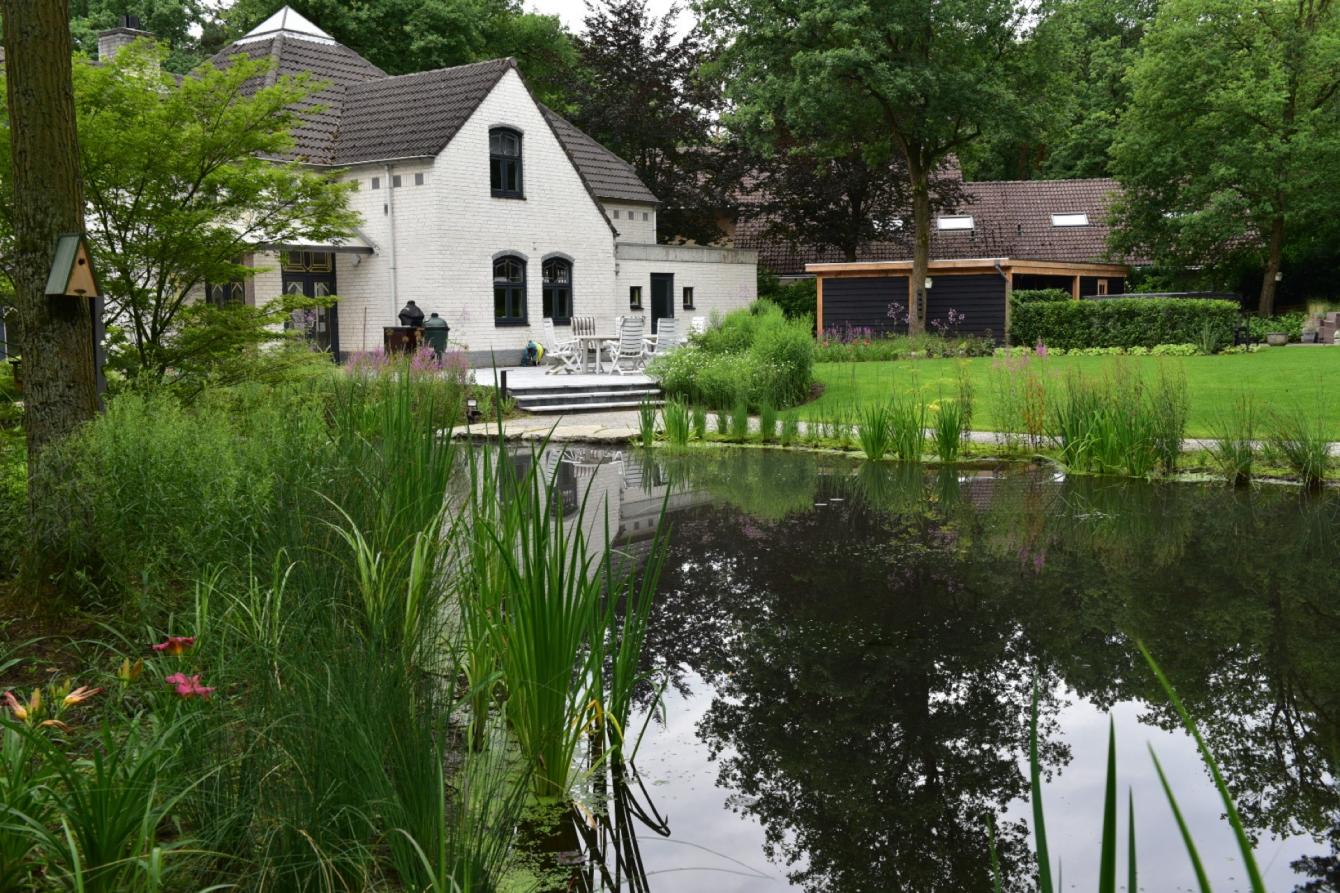 Luxe villatuin in het bos