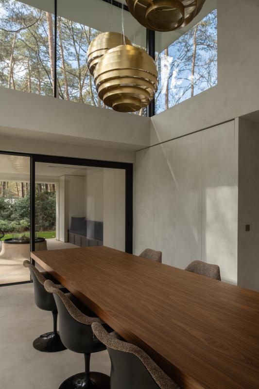 eettafel met designlamp