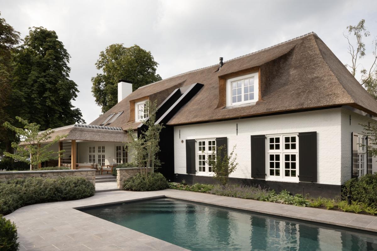 rietgedekte villa met zwembad