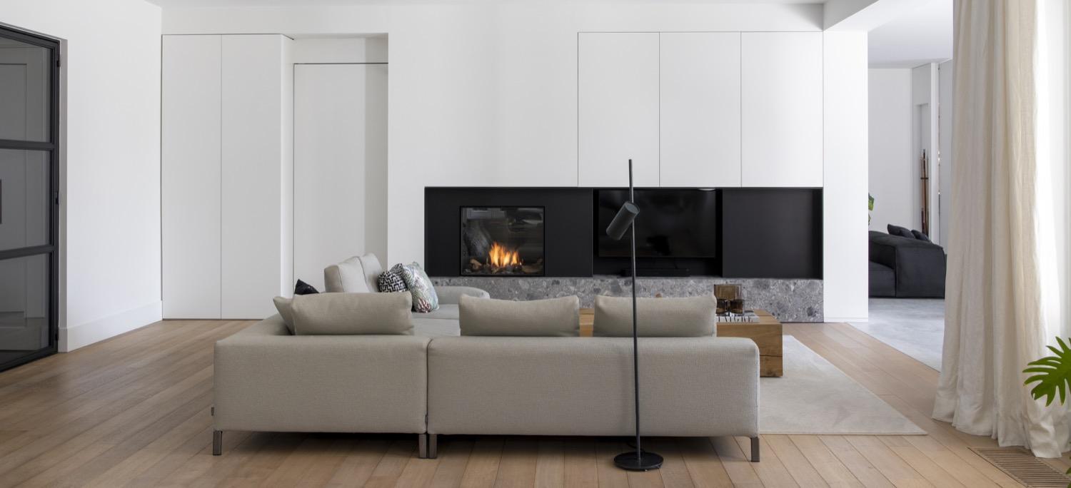 woonkamer met haard