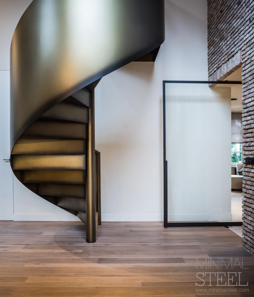Grote stalen pivot deur met strak design